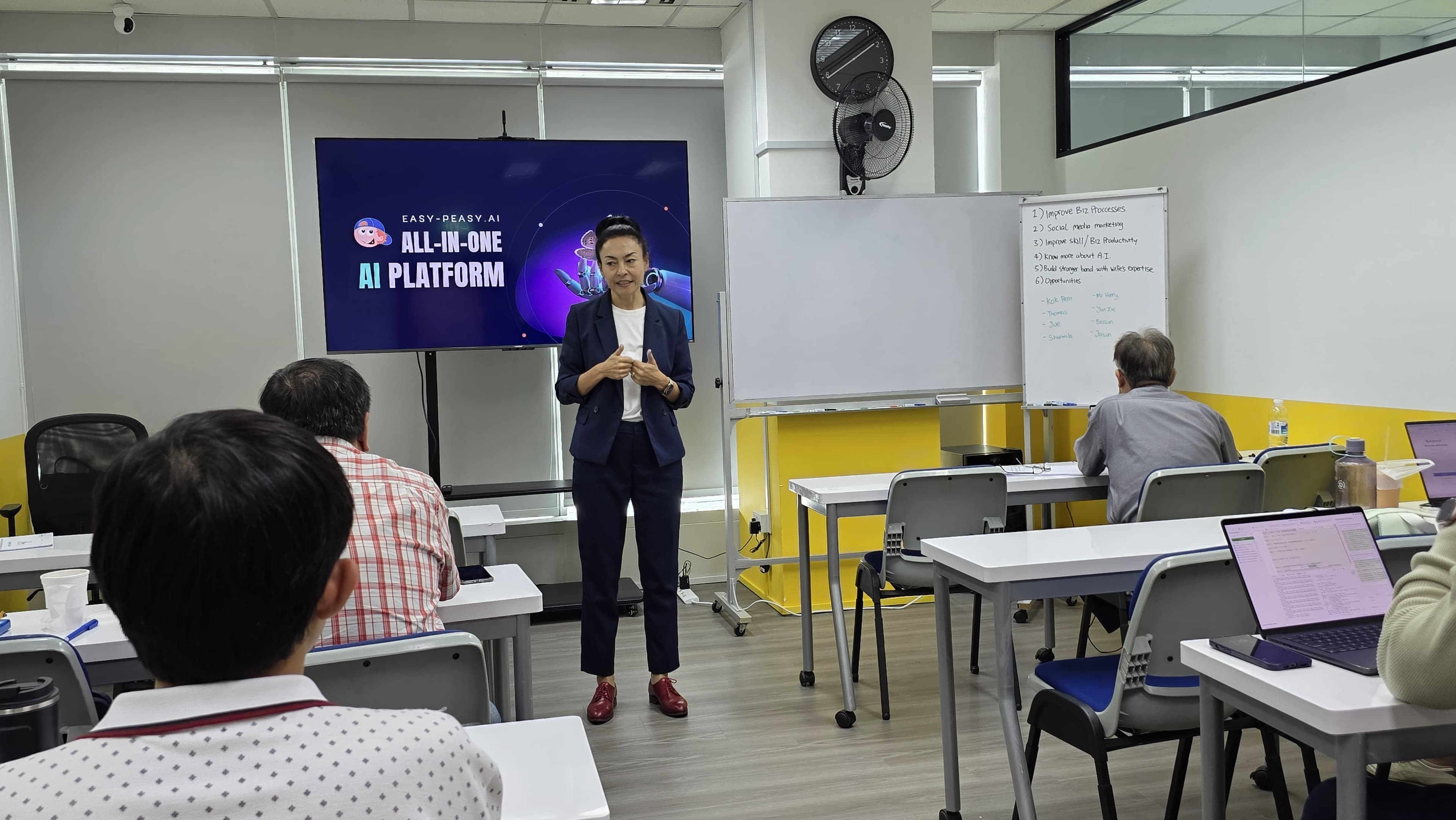 วิทยากรของ Easy-Peasy.AI กำลังสอนในชั้นเรียน