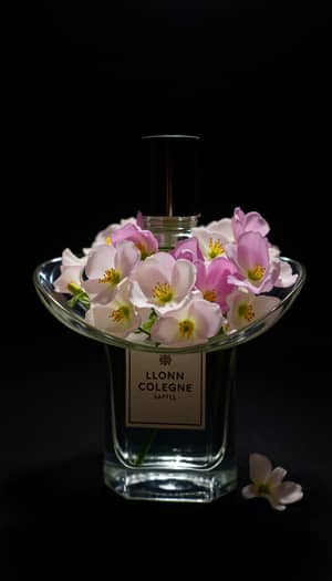 Flower-Shaped Cologne Bottle - Unique Floral Design