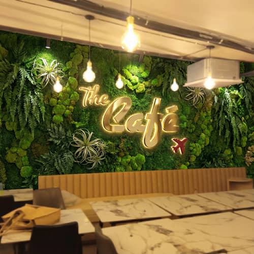 Modern Décor Ideas for City Restaurant Green Wall