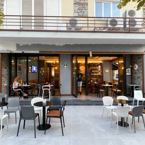 Modern Cafe Decor Ideas in Gray, Brown & Black Modern Cafe Decor Ideas in Gray, Brown & Black