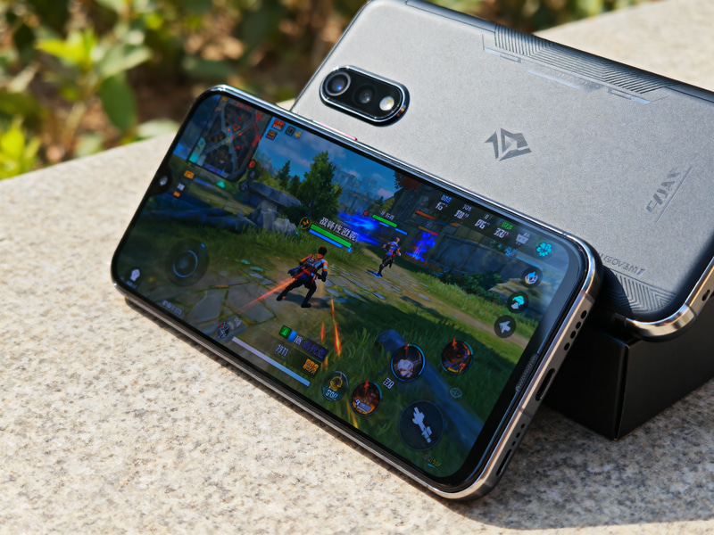 Full-Screen Gaming Phone Design Full-Screen Gaming Phone Design