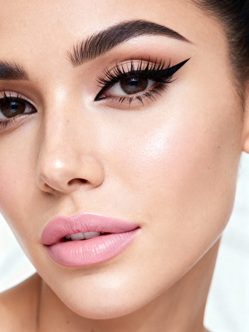 Stunning Makeup Ideas: Eyeliner & Lipstick Tips