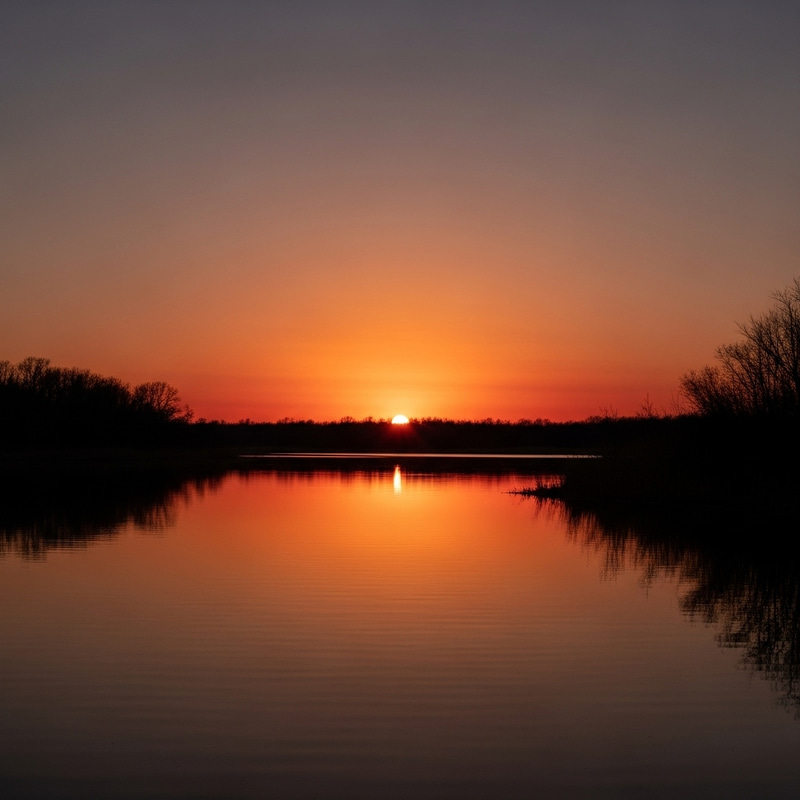 Tranquil Lake Sunset | Minimalist Scenery with Vibrant Reflection