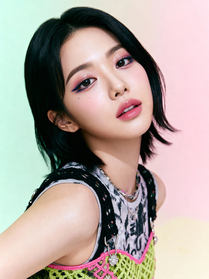 Stylish K-Pop Idol Portrait: Modern Seoul Fashion Stylish K-Pop Idol Portrait: Modern Seoul Fashion