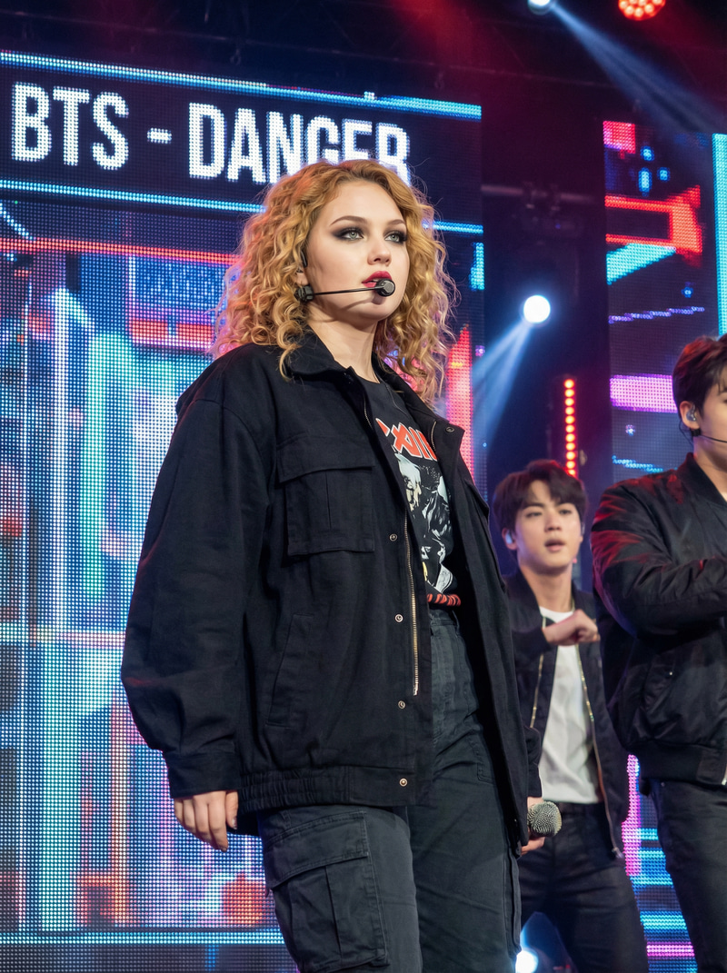 Kpop Idol Transformation: Honey Blonde Waves Kpop Idol Transformation: Honey Blonde Waves