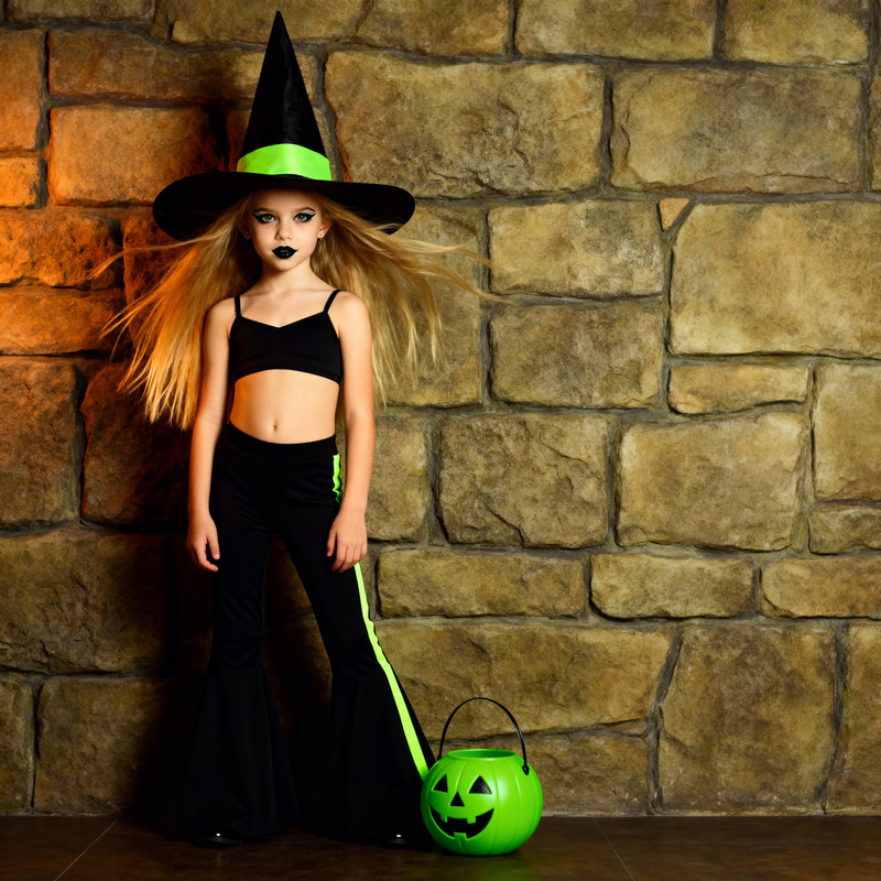 Gothic Witch Girl: Halloween Style & Confidence Gothic Witch Girl: Halloween Style & Confidence